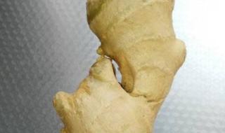 痛风可以用生姜加花椒水泡脚吗 男子双手痛风似生姜