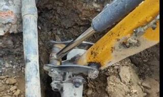 尖顶瓦片房屋屋顶漏水维修方法 专业修理屋顶漏水